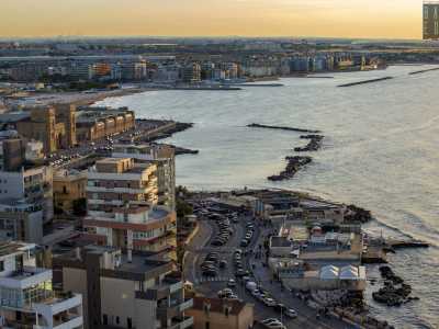 ...che ritroviamo spostandoci verso ovest. Qui gli occhi si perdono sulla sottostante penisola di San Cataldo, che poi via via lascia spazio alla Fiera, alla spiaggia di San Francesco, al waterfront di San Girolamo...